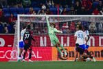 Un portero de San Diego FC se estira al máximo ante un balón durante el partido ante New York Red Bulls.