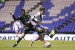 Un jugador de León, de verde, y uno de Puebla, de blanco y azul, disputan el balón durante el partido en el Estadio Cuauhtémoc.