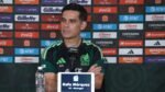 Rafael Márquez, entrenador de la Selección Mexicana, con los brazos cruzados durante la conferencia de prensa previa al partido ante Chile.