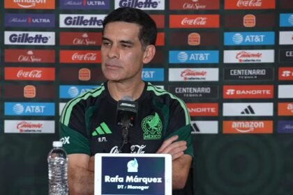 Rafael Márquez, entrenador de la Selección Mexicana, con los brazos cruzados durante la conferencia de prensa previa al partido ante Chile.
