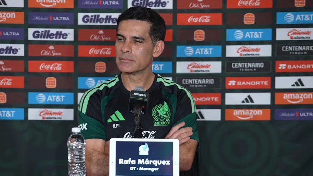 Rafael Márquez, entrenador de la Selección Mexicana, con los brazos cruzados durante la conferencia de prensa previa al partido ante Chile.