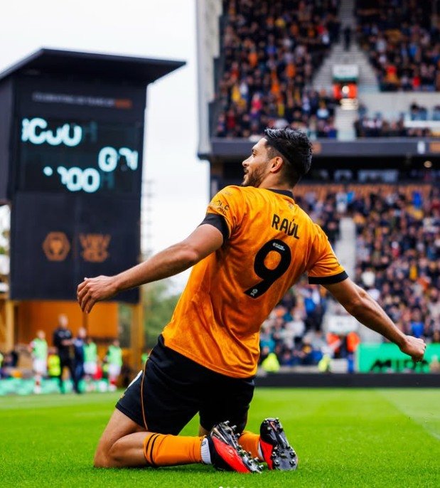 Raúl Jiménez, con el número 9 de los Wolves, festeja de rodillas con los brazos abiertos en el estadio.