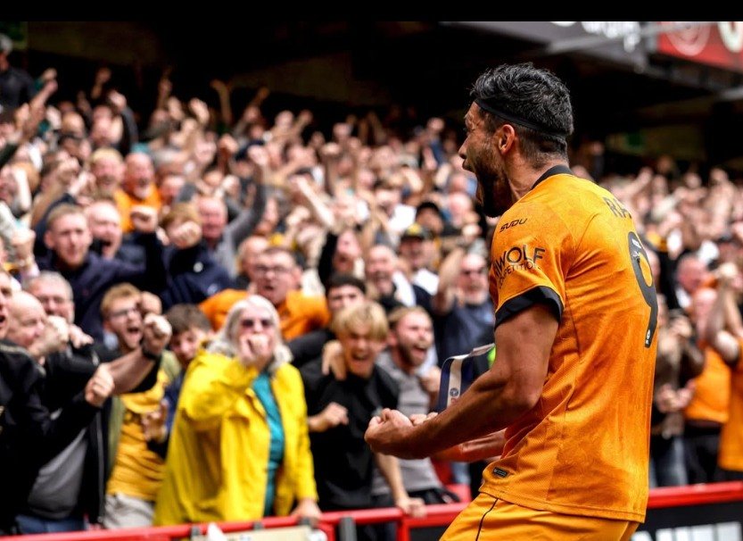 Raúl Jiménez grita con el puño cerrado frente a la afición de los Wolves en la celebración de un gol.
