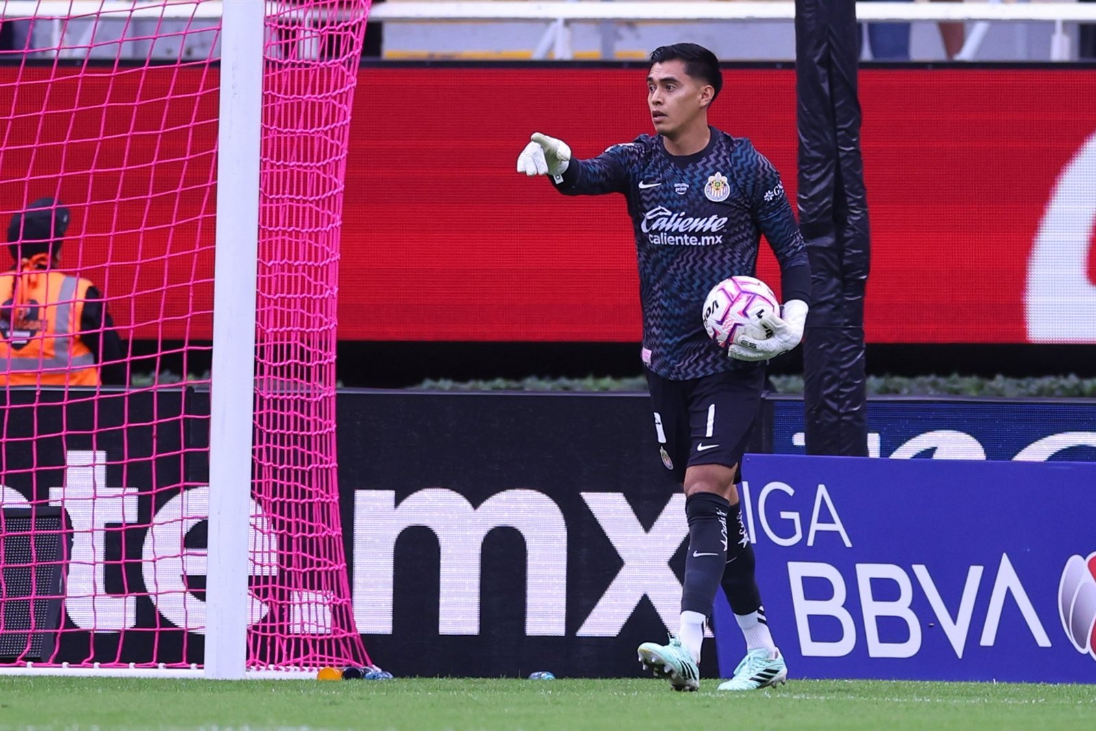 Raúl Rangel, portero de Chivas, da indicaciones con el balón en la mano ante Tigres