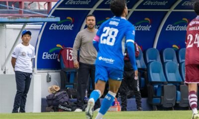 Raymundo Rubio, del Cruz Azul Hidalgo, frente al banquillo durante el partido ante Mineros