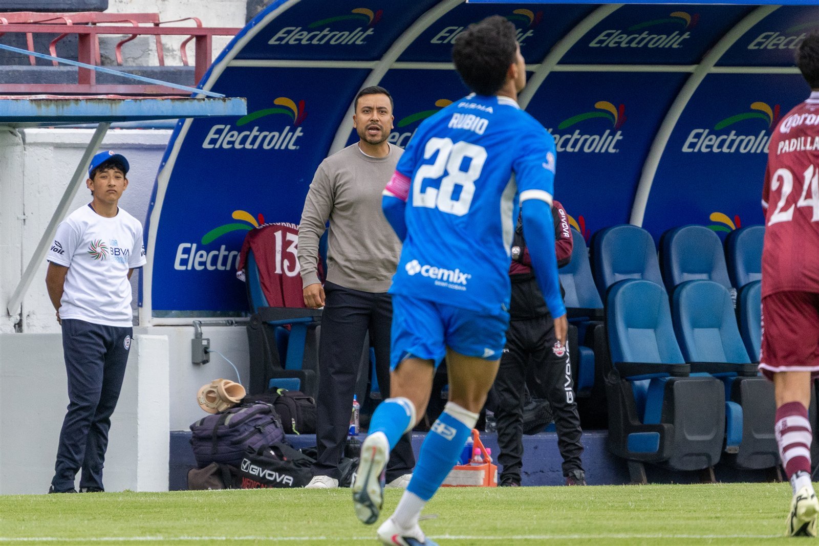 Raymundo Rubio, del Cruz Azul Hidalgo, frente al banquillo durante el partido ante Mineros
