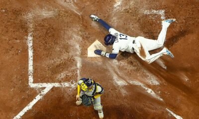 Junior Caminero, de los Rays, se barre en el plato frente al receptor de los Brewers en la Serie Mundial 2026