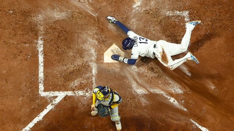 Junior Caminero, de los Rays, se barre en el plato frente al receptor de los Brewers en la Serie Mundial 2026