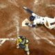 Junior Caminero, de los Rays, se barre en el plato frente al receptor de los Brewers en la Serie Mundial 2026