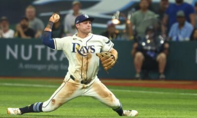 Rays vencen a Guardians: un infielder de los Rays lanza a primera en el Juego 2 de la Serie de Campeonato de la Liga Americana.