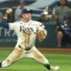 Rays vencen a Guardians: un infielder de los Rays lanza a primera en el Juego 2 de la Serie de Campeonato de la Liga Americana.