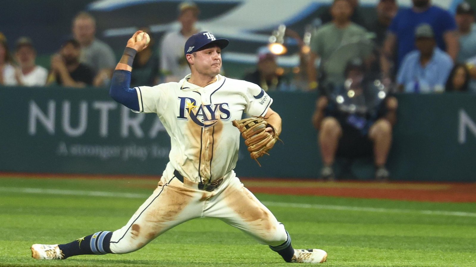 Rays vencen a Guardians: un infielder de los Rays lanza a primera en el Juego 2 de la Serie de Campeonato de la Liga Americana.