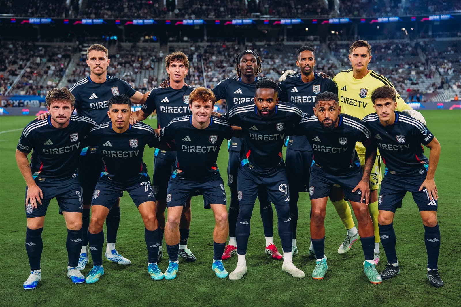 El once inicial de San Diego FC posa en el Snapdragon Stadium antes del partido contra Seattle Sounders