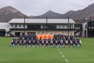 Foto oficial de la plantilla de San Diego FC, con jugadores de playera azul marino, porteros de naranja y las montaÃ±as al fondo, en el centro de entrenamiento.