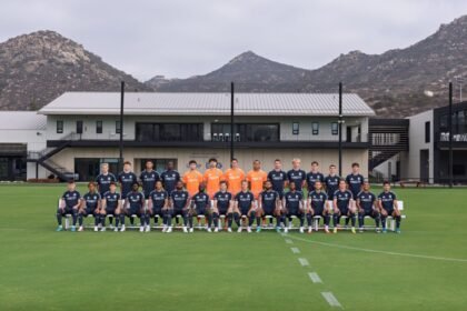 Foto oficial de la plantilla de San Diego FC, con jugadores de playera azul marino, porteros de naranja y las montaÃ±as al fondo, en el centro de entrenamiento.