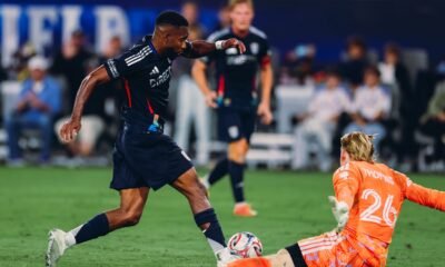Un jugador de San Diego FC avanza con el balón ante el portero Andrew Thomas, de Seattle Sounders, en el Snapdragon Stadium