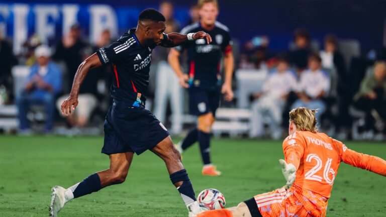 Un jugador de San Diego FC avanza con el balón ante el portero Andrew Thomas, de Seattle Sounders, en el Snapdragon Stadium