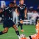 Un jugador de San Diego FC avanza con el balón ante el portero Andrew Thomas, de Seattle Sounders, en el Snapdragon Stadium