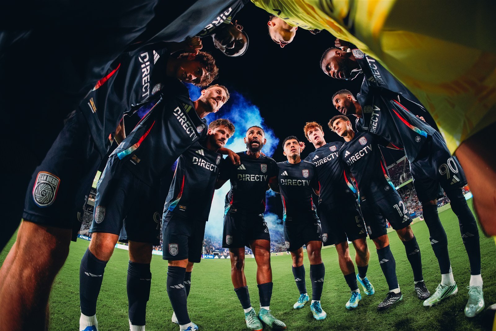 Los jugadores de San Diego FC, en círculo antes del partido contra Seattle Sounders en el Snapdragon Stadium