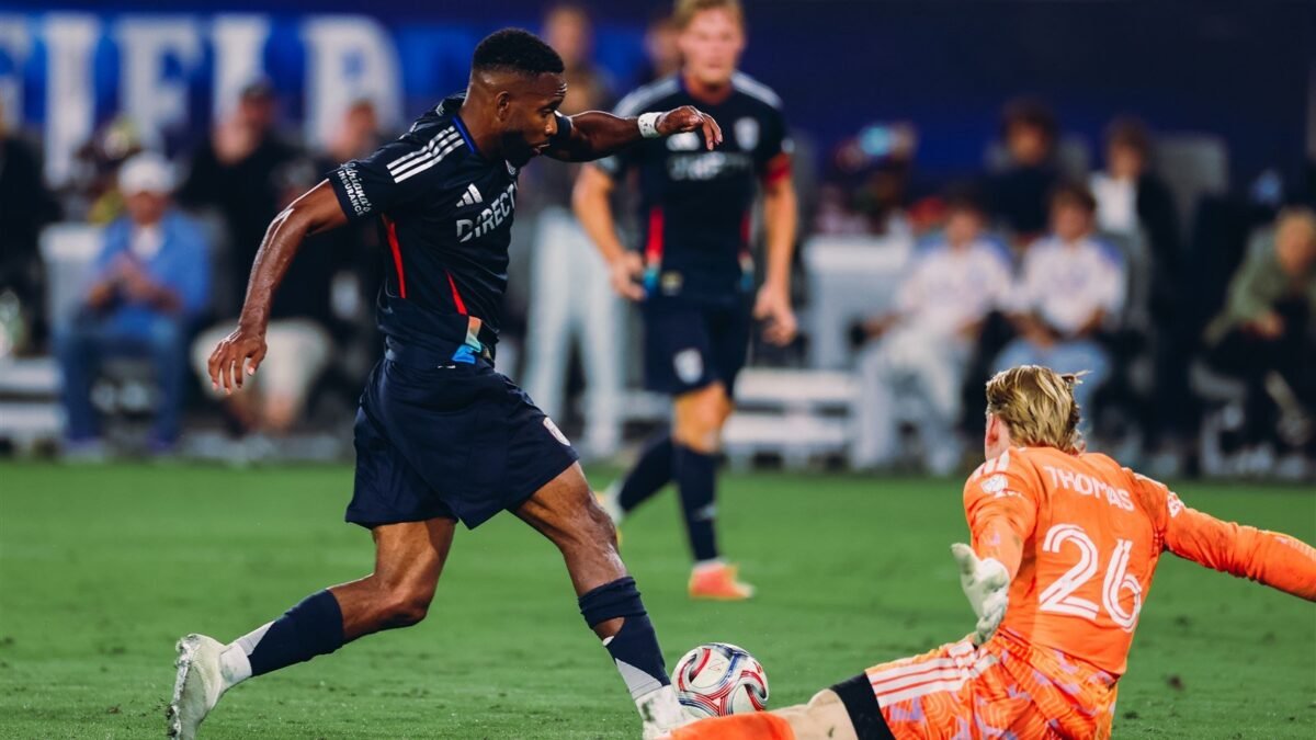 Un jugador de San Diego FC conduce el balón en el Snapdragon Stadium, en una imagen de archivo