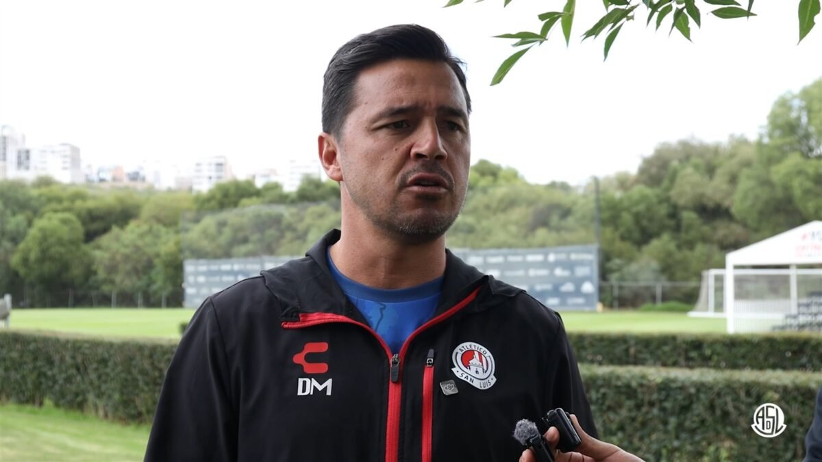 Diego Mejía, técnico del Atlético de San Luis, habla en la conferencia de prensa previa al clásico ante Querétaro