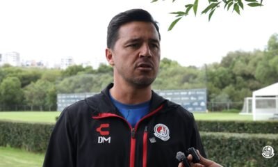 Diego Mejía, técnico del Atlético de San Luis, habla en la conferencia de prensa previa al clásico ante Querétaro