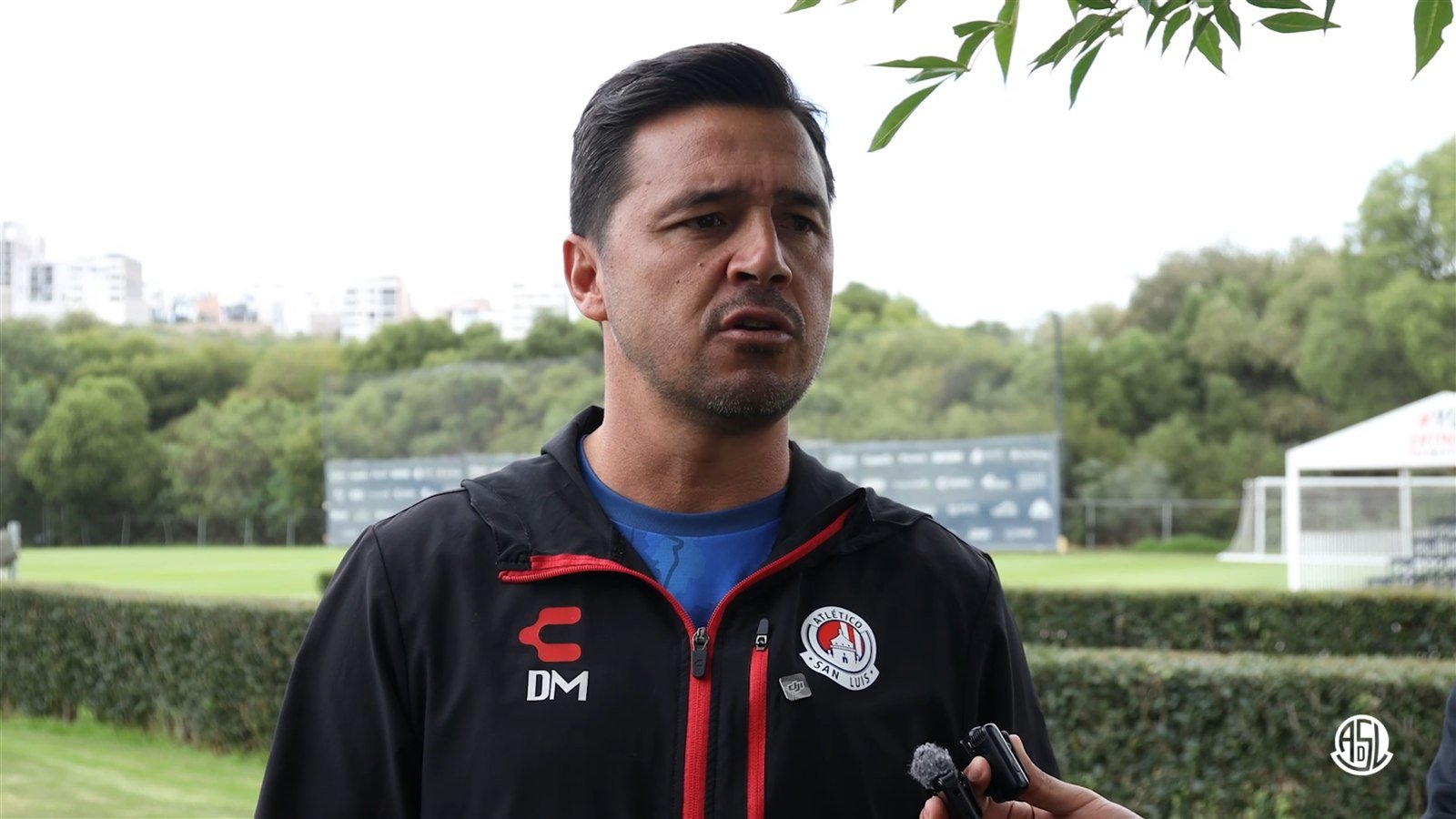 Diego Mejía, técnico del Atlético de San Luis, habla en la conferencia de prensa previa al clásico ante Querétaro