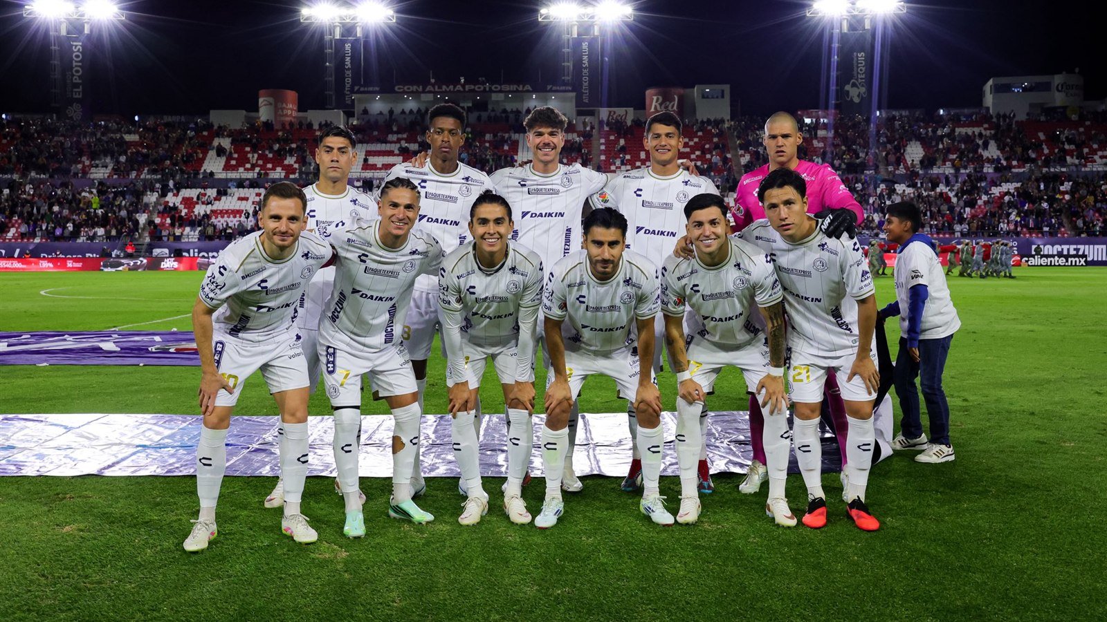 Once inicial del Atlético de San Luis en la foto oficial antes del partido ante Querétaro en el Estadio Libertad Financiera
