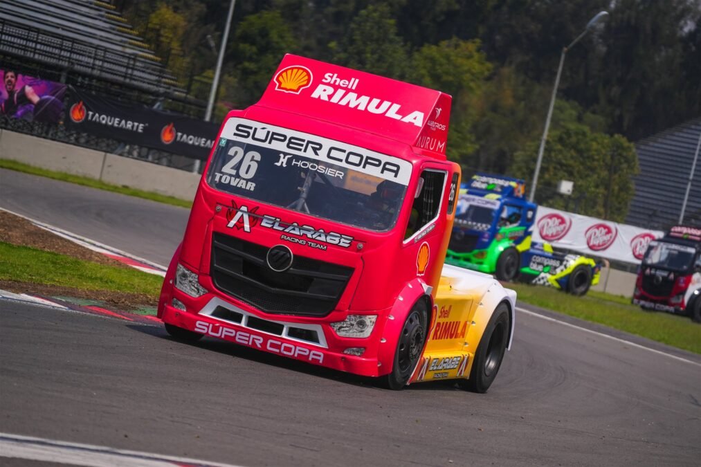 El tractocamión número 26 de Santiago Tovar, rojo con los colores de Shell Rimula y la leyenda Súper Copa, toma una curva en la pista.