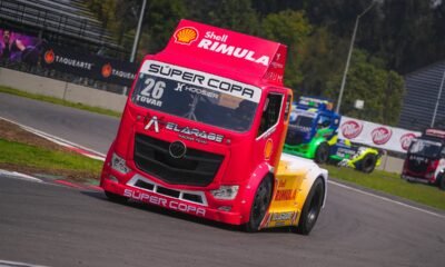 El tractocamión número 26 de Santiago Tovar, rojo con los colores de Shell Rimula y la leyenda Súper Copa, toma una curva en la pista.