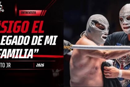 El Santo Jr., con su máscara plateada, en la imagen de la entrevista exclusiva de Zac Deportes: Sigo el legado de mi familia.