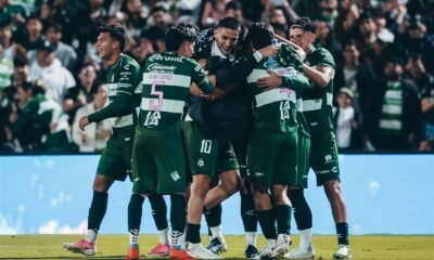 Jugadores de Santos Laguna festejan la goleada 5-0 sobre Querétaro en el Estadio Corona