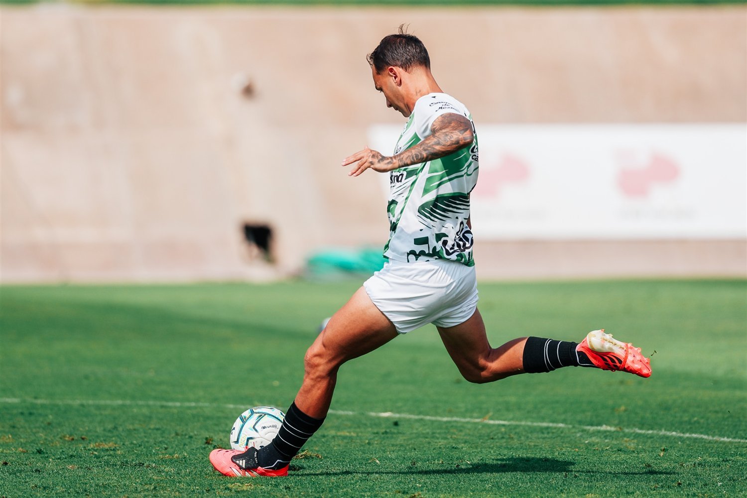 Un jugador de Santos Laguna golpea el balón durante el entrenamiento en Territorio Santos Modelo, en Torreón.