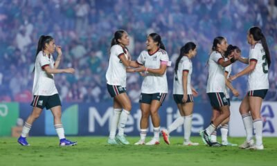 Jugadoras de la Selección Mexicana Femenil, con uniforme blanco, se felicitan y celebran durante el amistoso ante Jamaica.