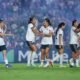 Jugadoras de la Selección Mexicana Femenil, con uniforme blanco, se felicitan y celebran durante el amistoso ante Jamaica.