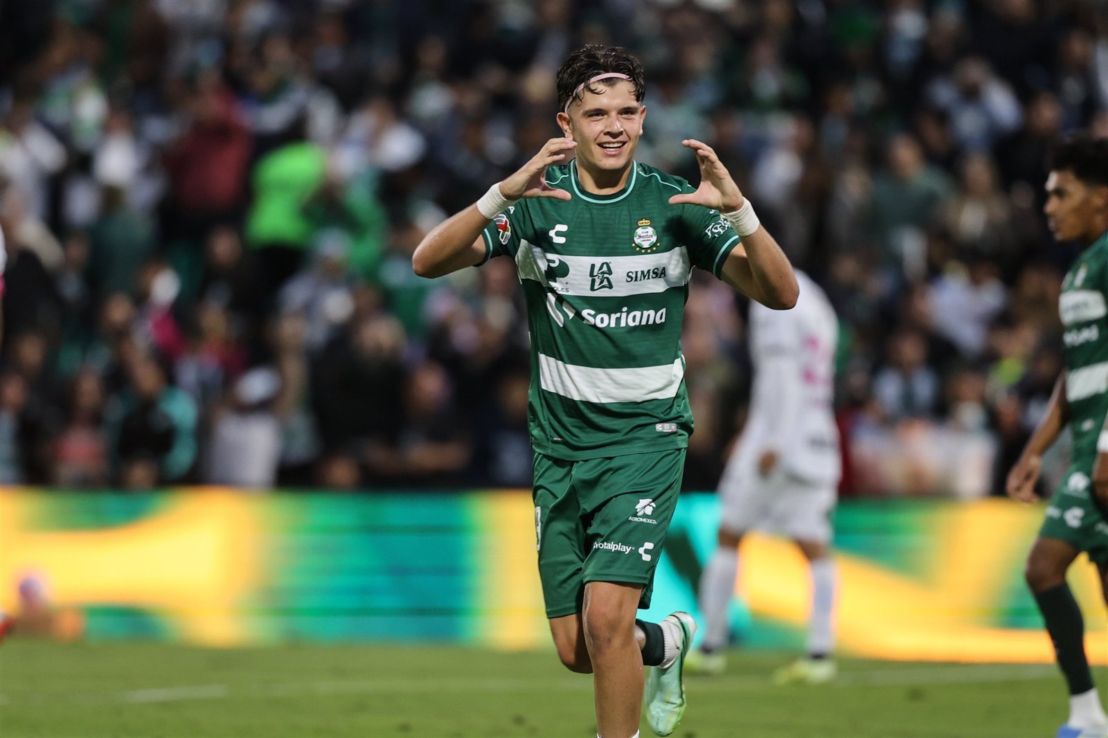 Tahiel Jiménez, de Santos Laguna, festeja un gol ante Querétaro