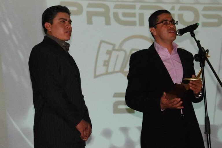 Tavo Girón en una ceremonia de premios, durante una intervención en el escenario