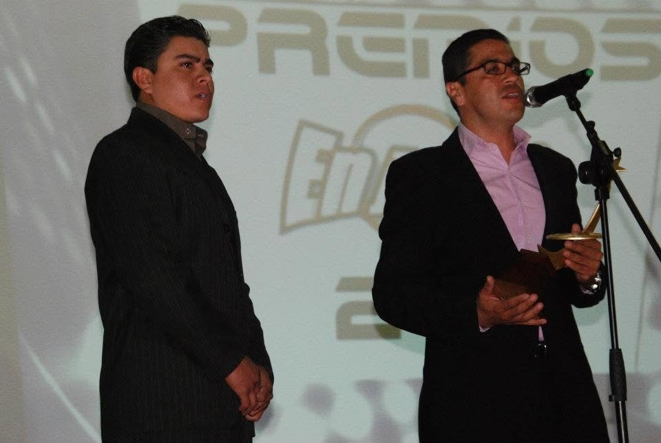 Tavo Girón en una ceremonia de premios, durante una intervención en el escenario