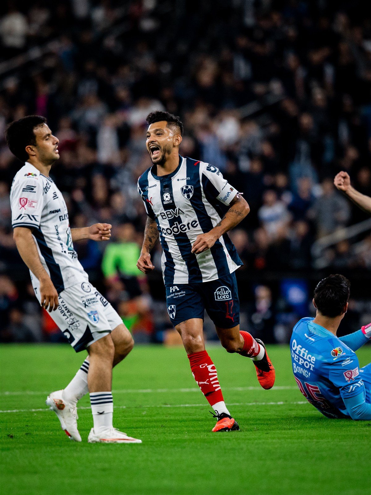 Jesús «Tecatito» Corona, de Monterrey, celebra su gol ante Pachuca en el Estadio BBVA