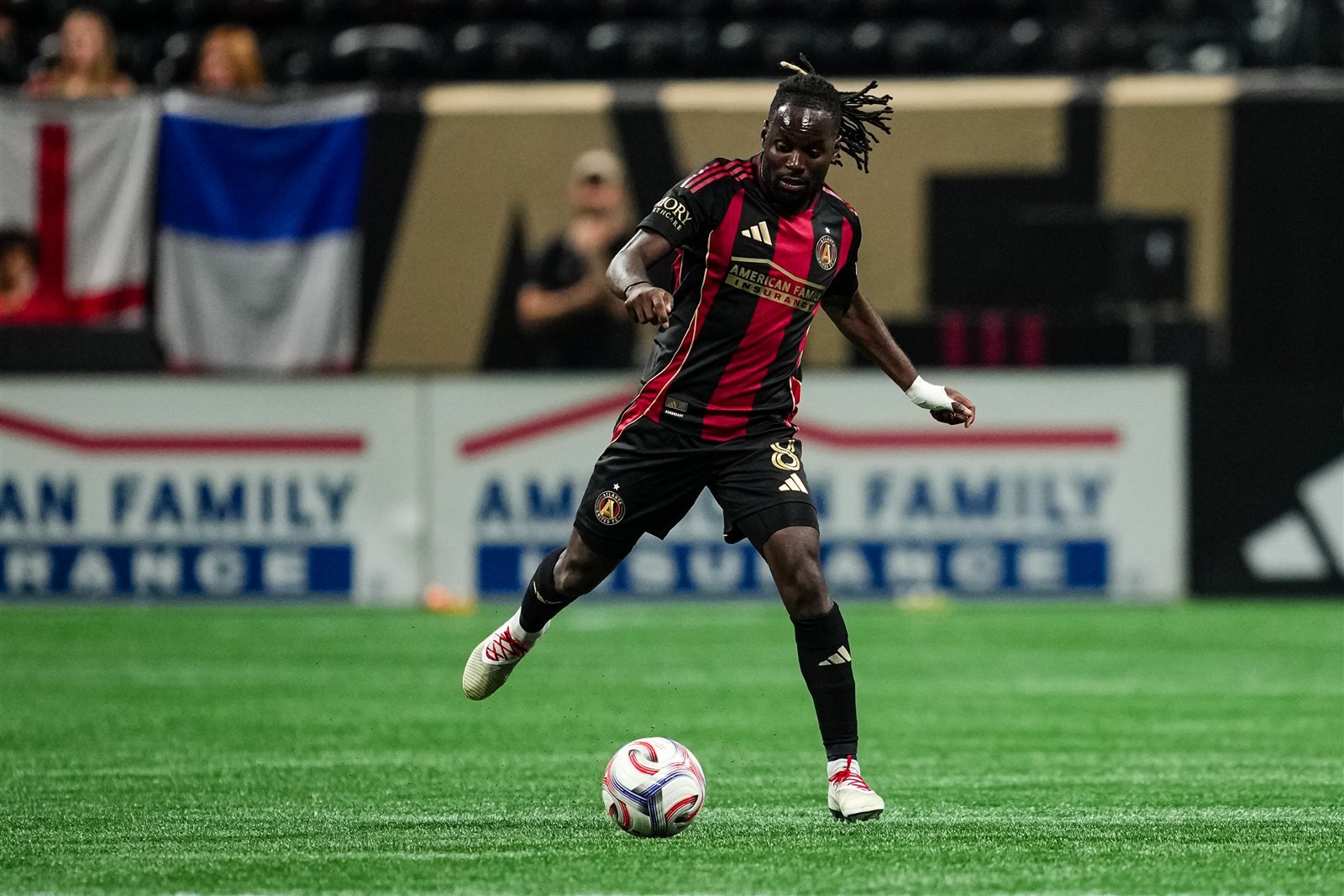 Tristan Muyumba, mediocampista del Atlanta United, conduce el balón durante el partido ante FC Cincinnati en el Mercedes-Benz Stadium.